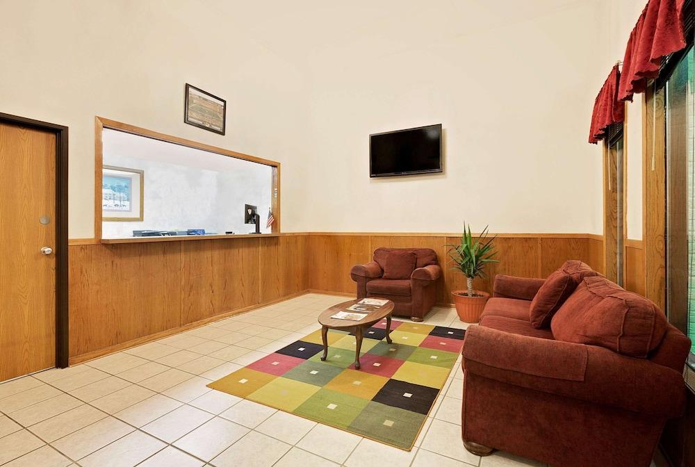 Super 8 by Wyndham Marshall photo 9