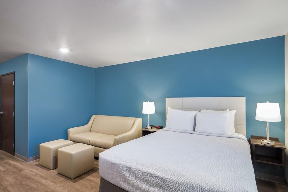 WoodSpring Suites Chicago Addison photo 9