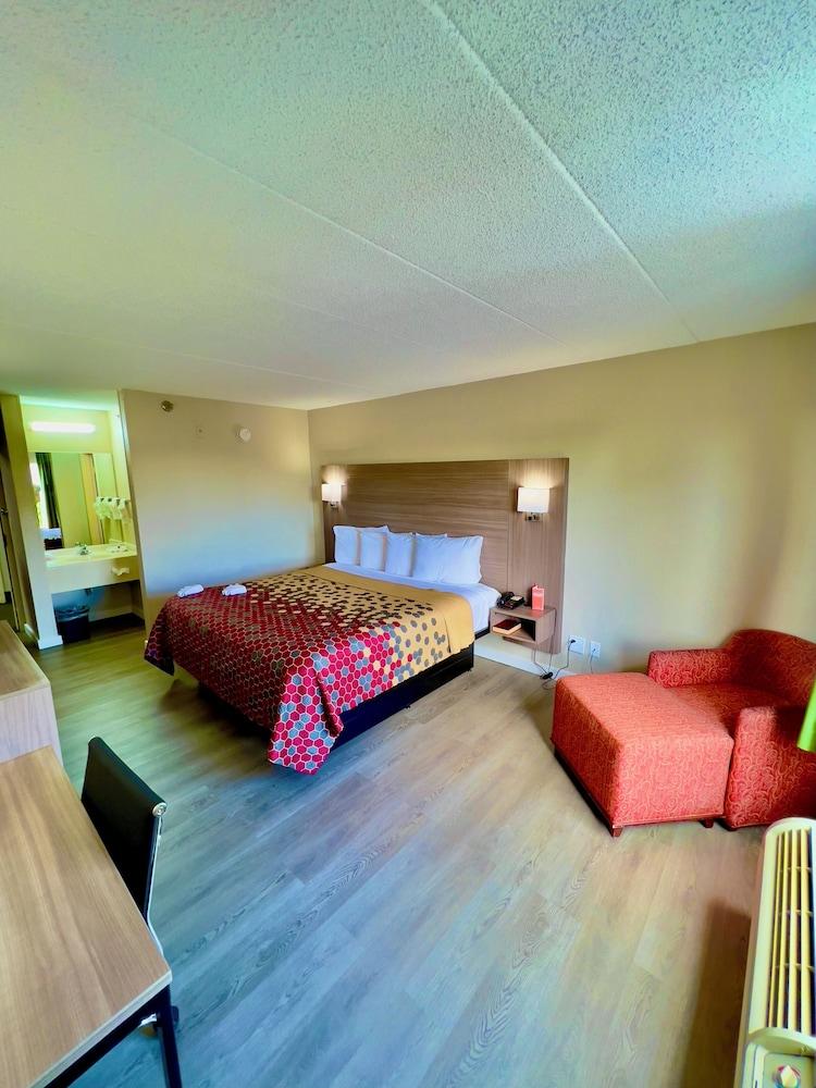 Econo Lodge Willowbrook photo 2