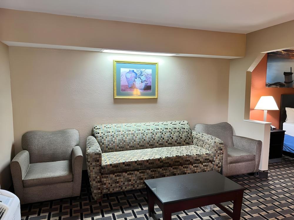 Days Inn & Suites by Wyndham Pine Bluff photo 18