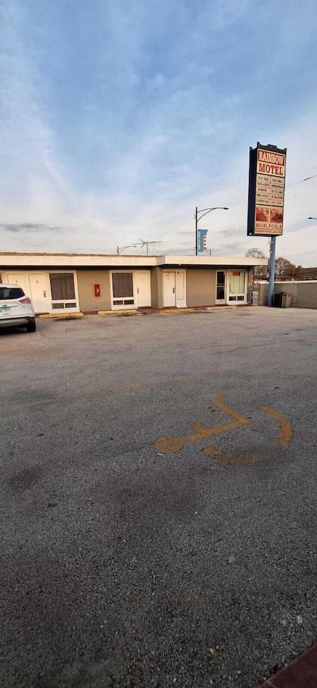 Rainbow Motel photo 32