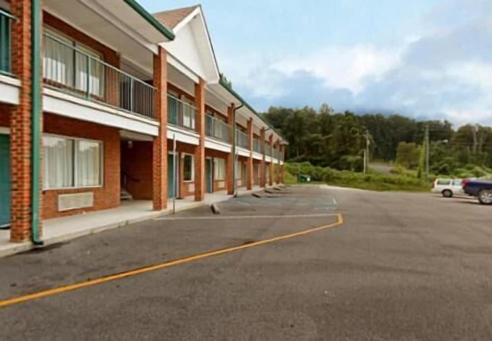 Americas Inn photo 27