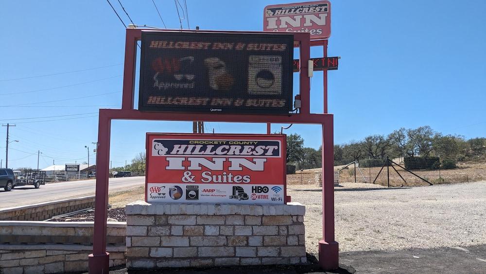 Hillcrest Inn & Suites photo 9