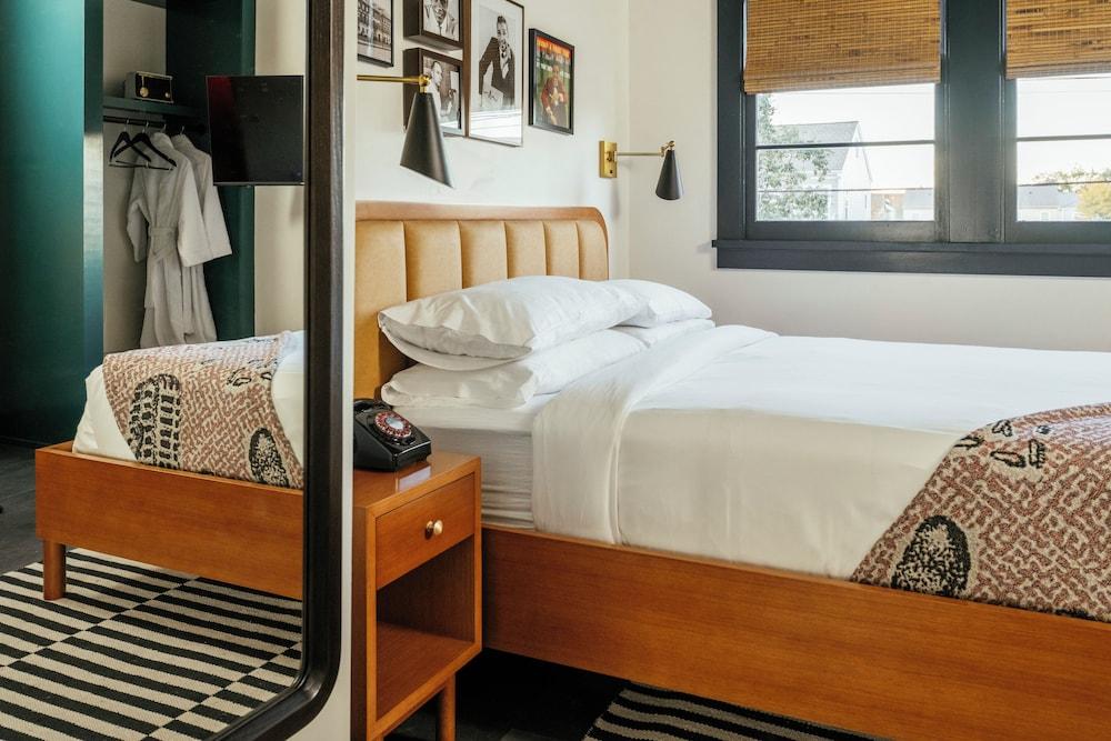 Dew Drop Inn photo 6