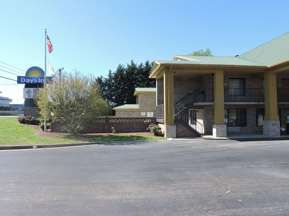 Days Inn by Wyndham Conover-Hickory photo 1
