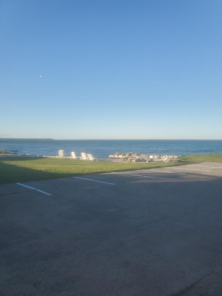 Bayview Lakefront Motel photo 3