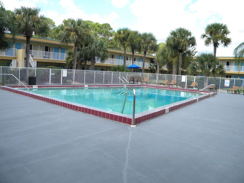 Econo Lodge Daytona Beach - Speedway photo 59