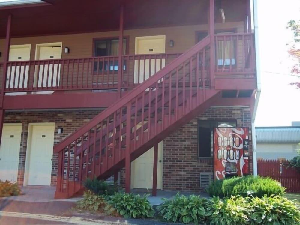 Naugatuck Motor Lodge photo 2