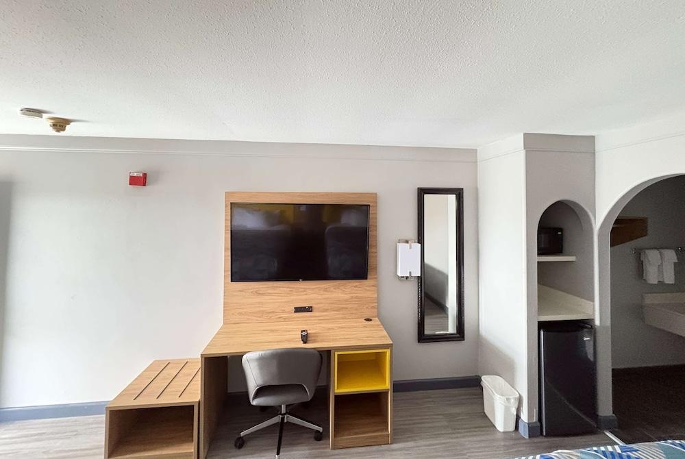 Days Inn by Wyndham Gonzales photo 14