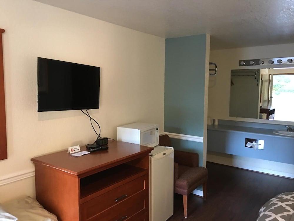 Belfair Motel photo 8