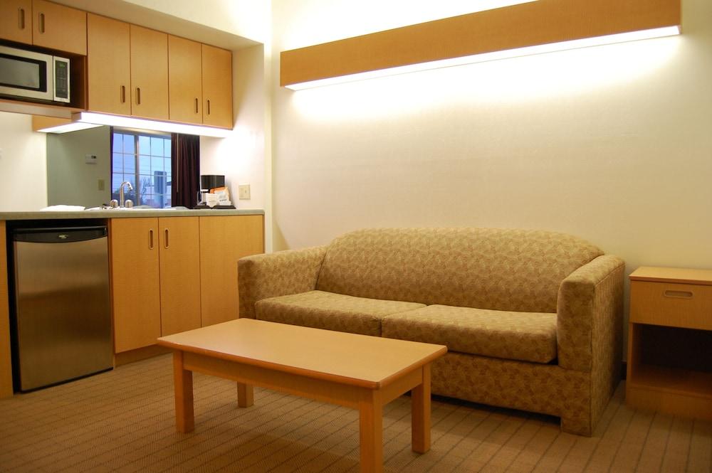 Microtel Inn & Suites by Wyndham Plattsburgh photo 4
