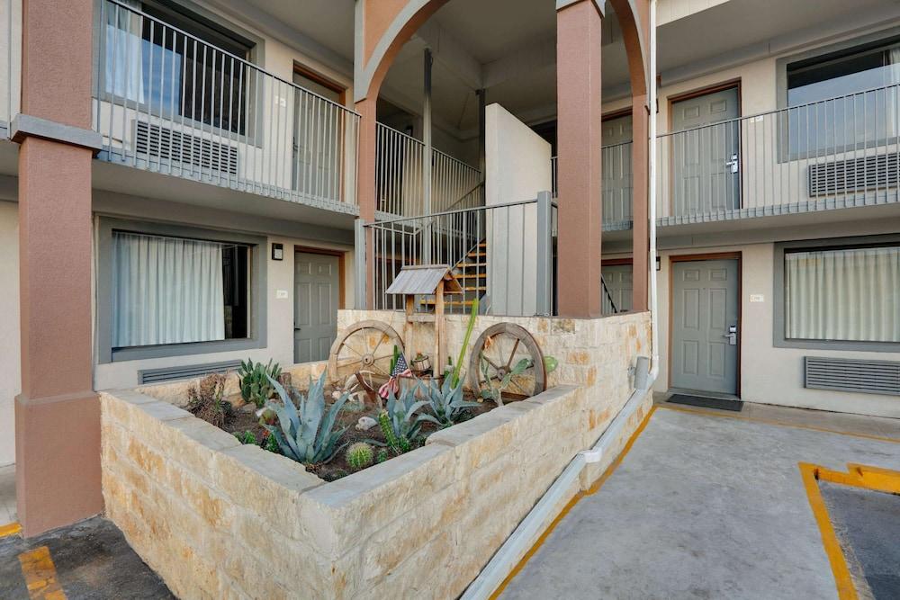 Super 8 by Wyndham San Antonio Pearl District / Downtown photo 31