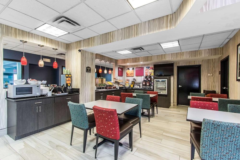 Comfort Suites Fairgrounds West photo 58