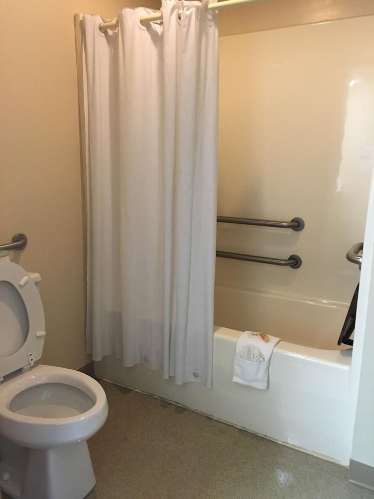Colonial Inn photo 15