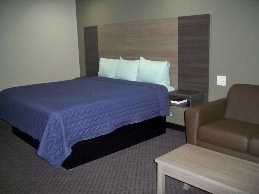 Scottish Inn & Suites photo 26