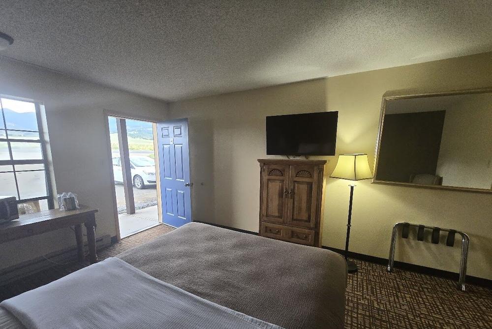 Econo Lodge Eagle Nest photo 55