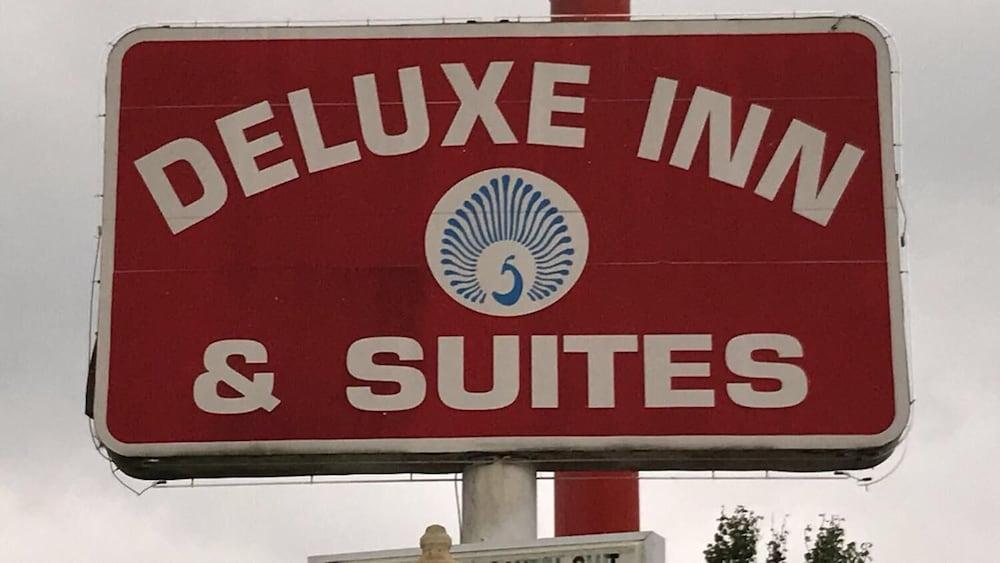 Deluxe Inn And Suites photo 2