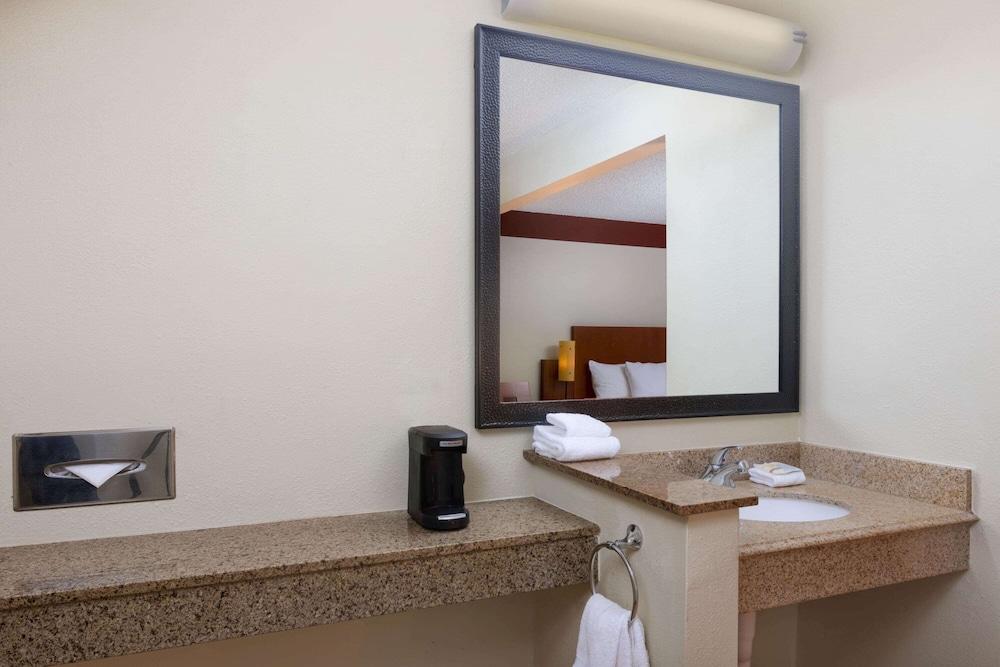 Spark by Hilton Savannah Midtown photo 32
