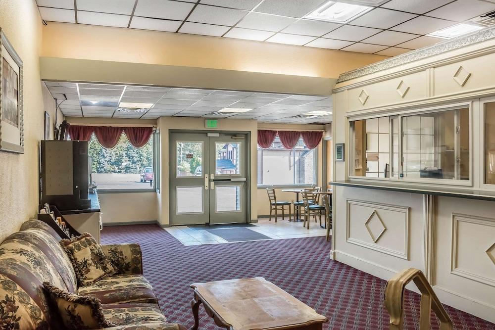 Econo Lodge Reading Airport photo 5