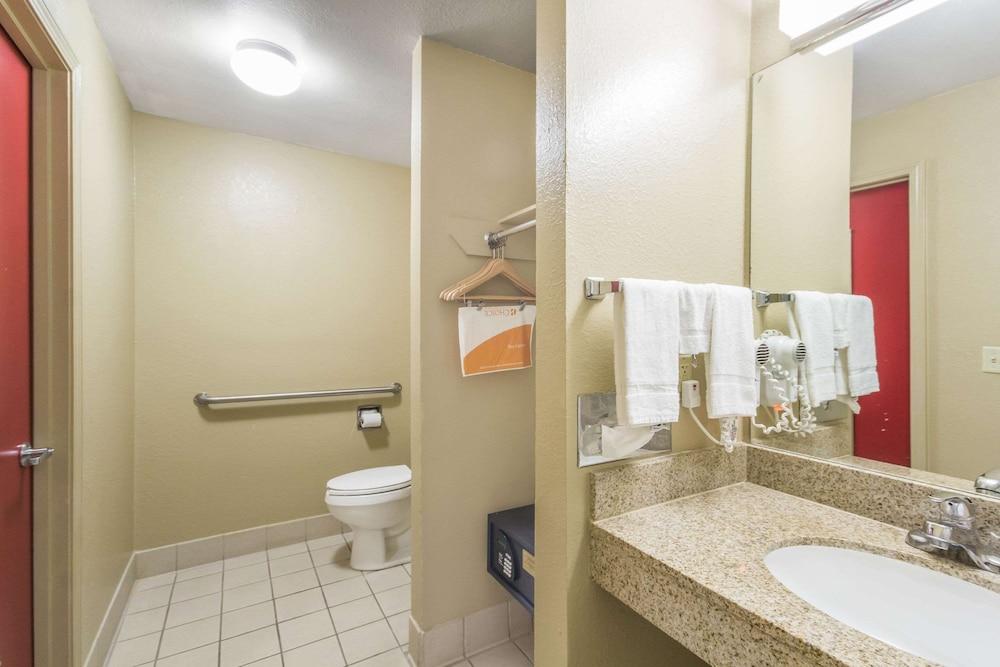 Econolodge Inn & Suites photo 45