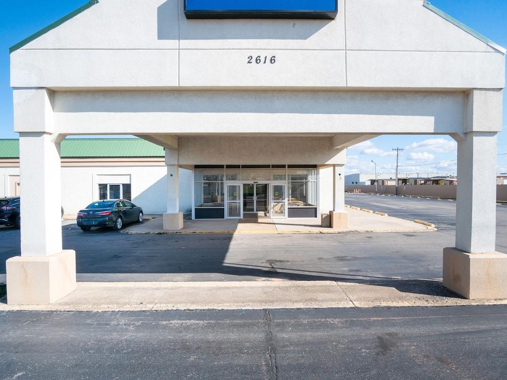 OYO Hotel Oklahoma City South I-35 and SE 29th photo 10
