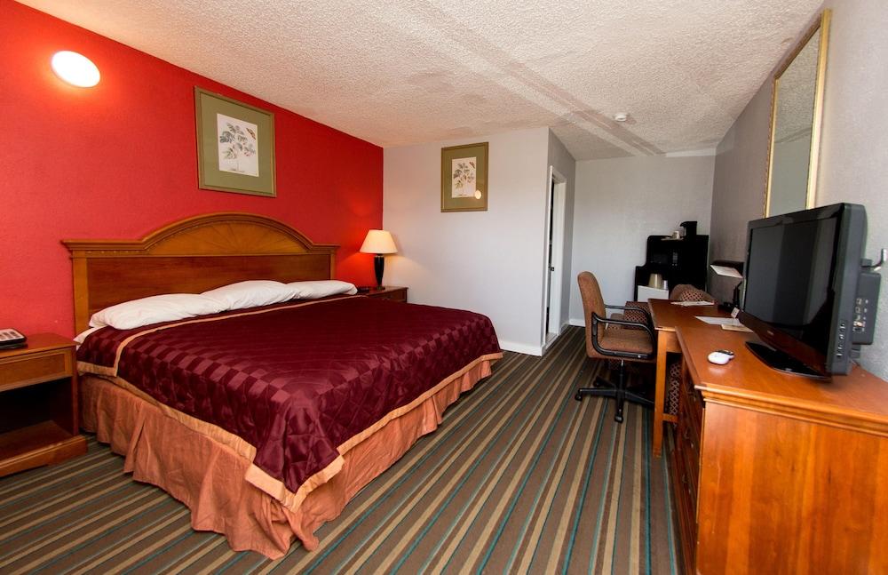 Scottish Inn and Suites photo 17