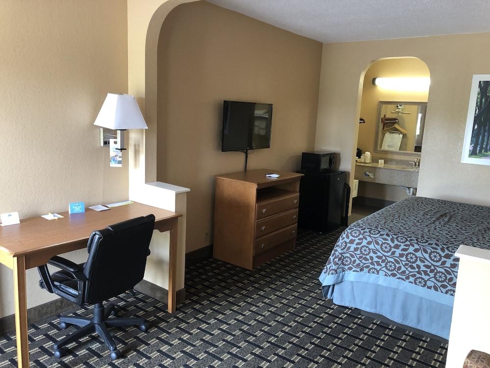 Days Inn by Wyndham Columbus photo 30