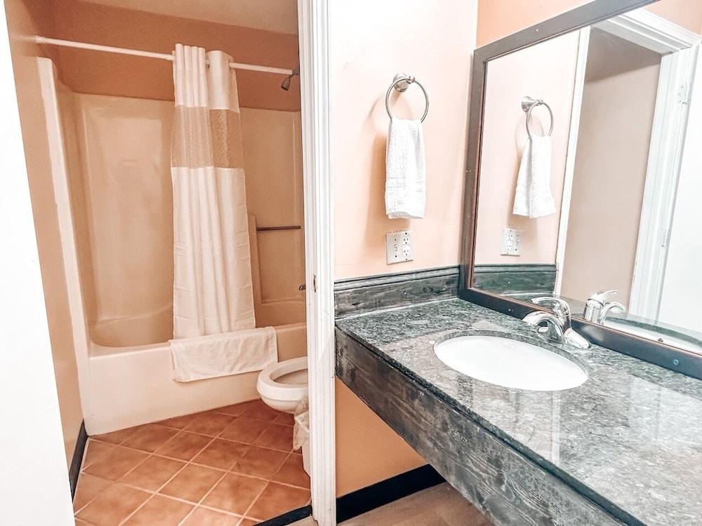 Laker Inn photo 22
