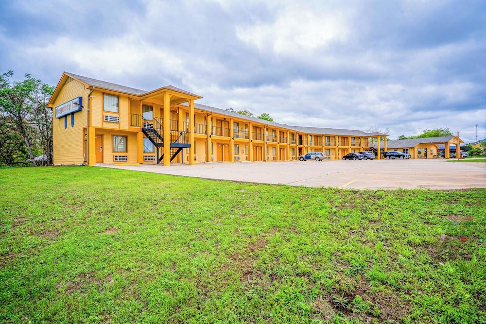 Regency Inn By OYO Rockdale TX photo 47