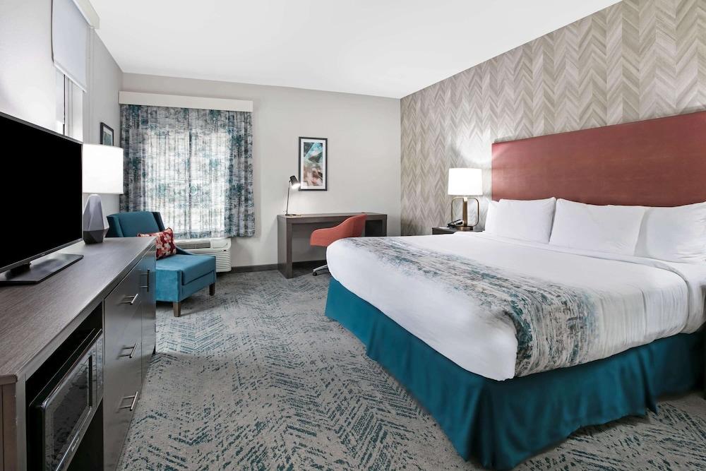 La Quinta Inn & Suites by Wyndham DFW West-Glade Parks photo 19