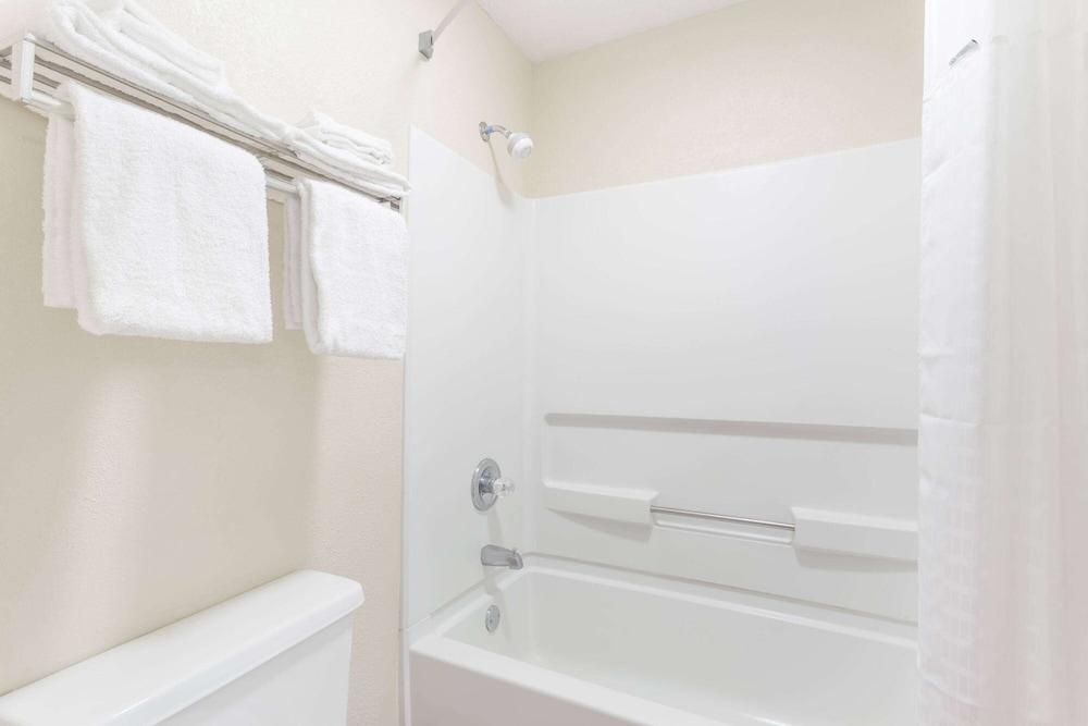 Days Inn by Wyndham Clinton photo 6