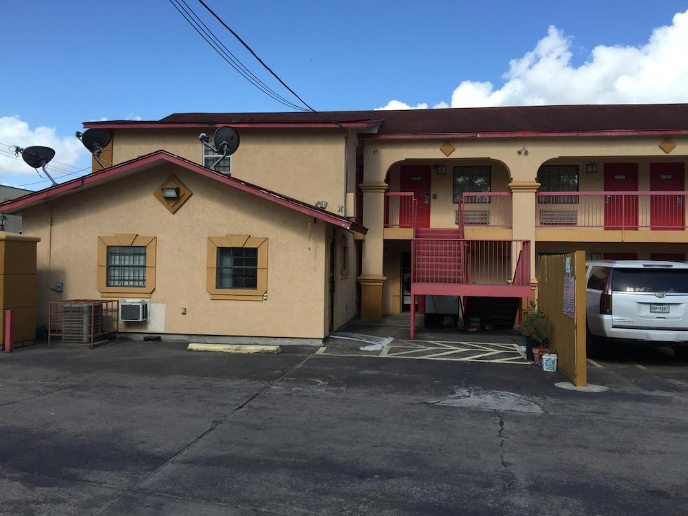 Regency Inn and Suites photo 2