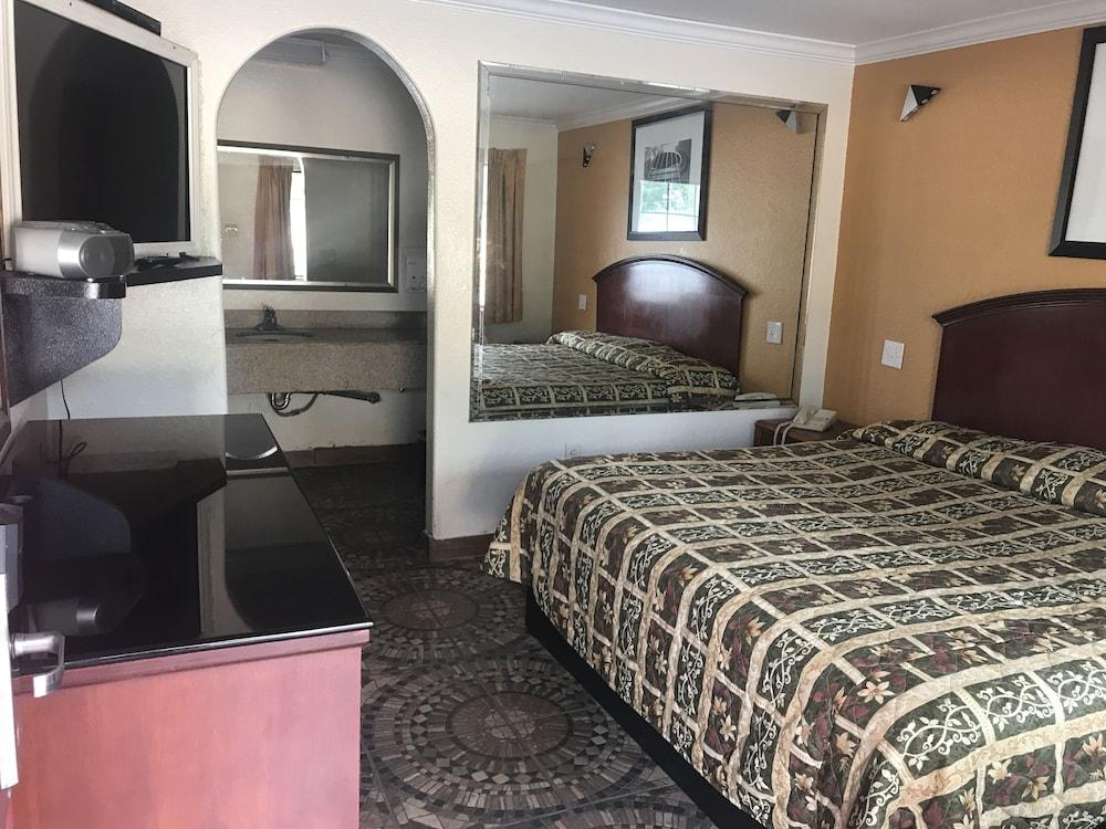 Regency Inn and Suites photo 12