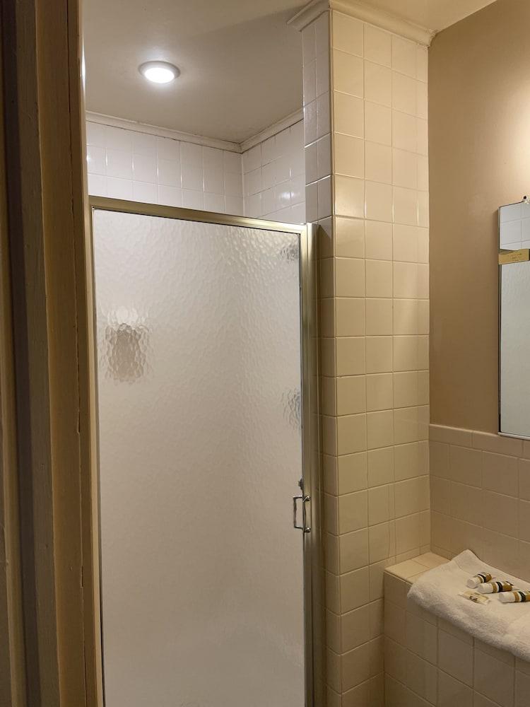 Gatehouse Motel photo 90