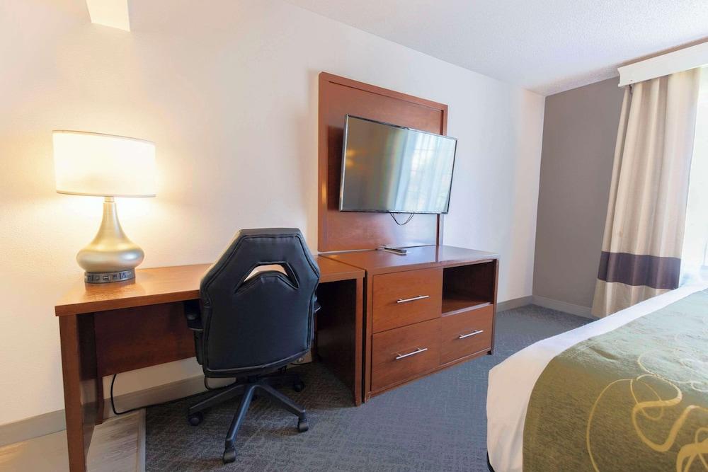 Comfort Suites Springfield I-70 photo 30