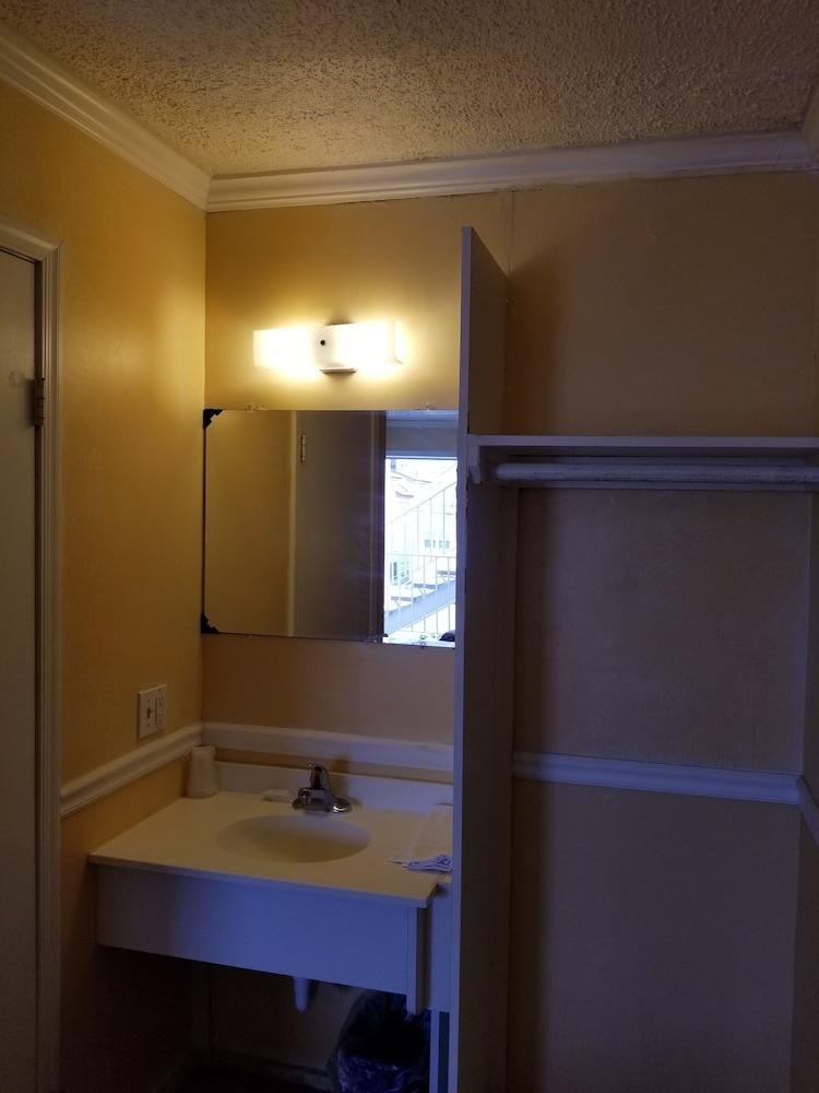 Bay Breeze Motel photo 10