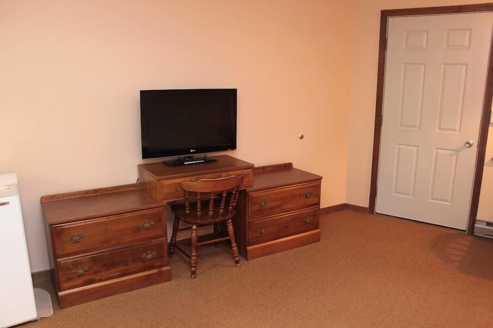 The Villager Motel photo 46