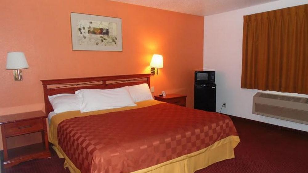 American Inn & Suites photo 9