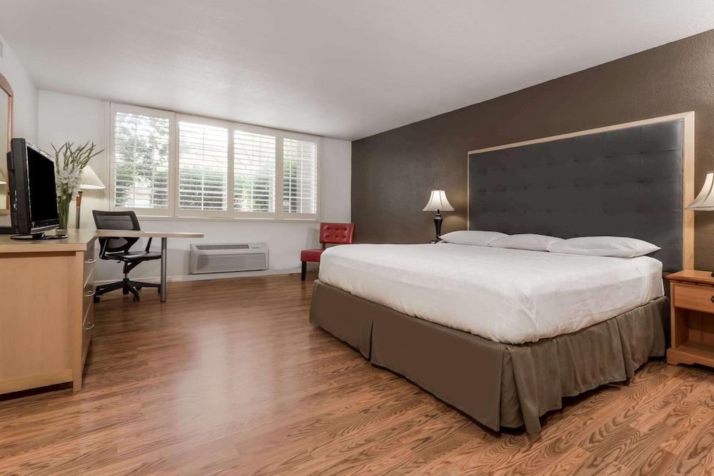 Prodigy Hotel, a Days Inn by Wyndham photo 17