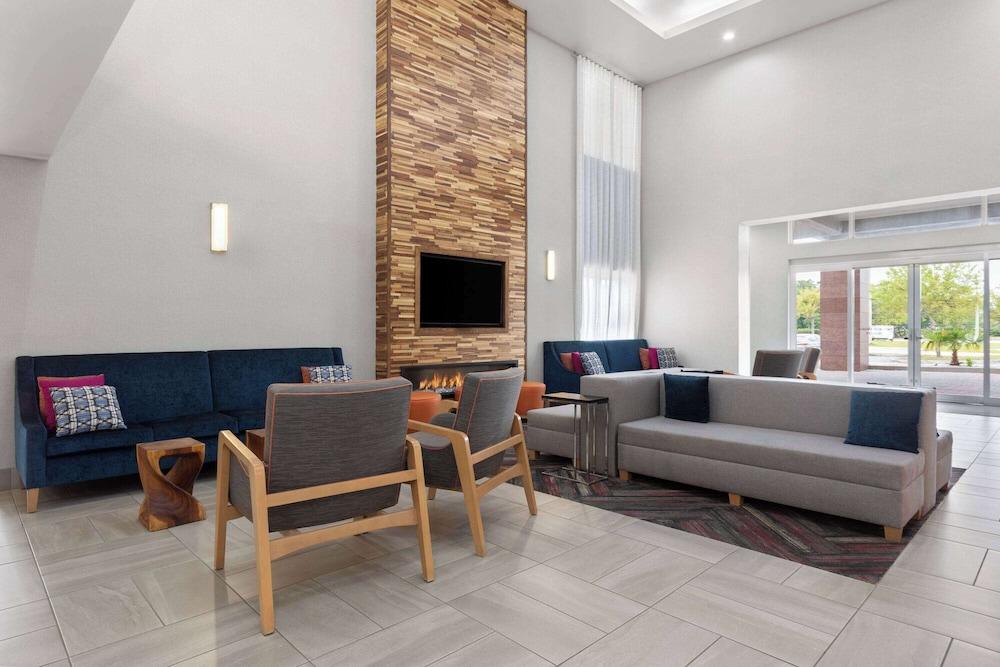 La Quinta Inn & Suites by Wyndham Ft. Pierce photo 15