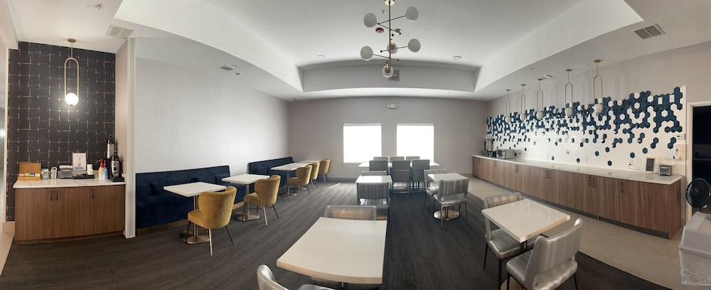 La Quinta Inn & Suites by Wyndham Decatur photo 36