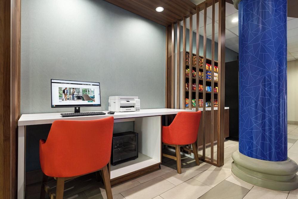 Holiday Inn Express and Suites Bakersfield Central by IHG photo 28