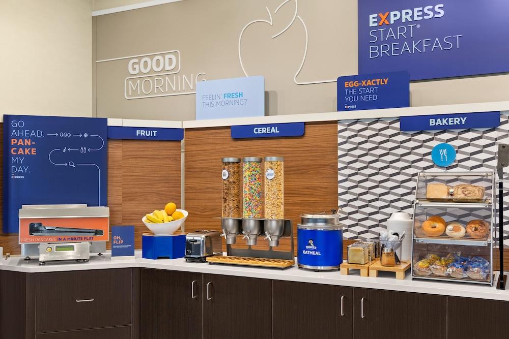 Holiday Inn Express & Suites Akron Regional Airport Area by IHG photo 28