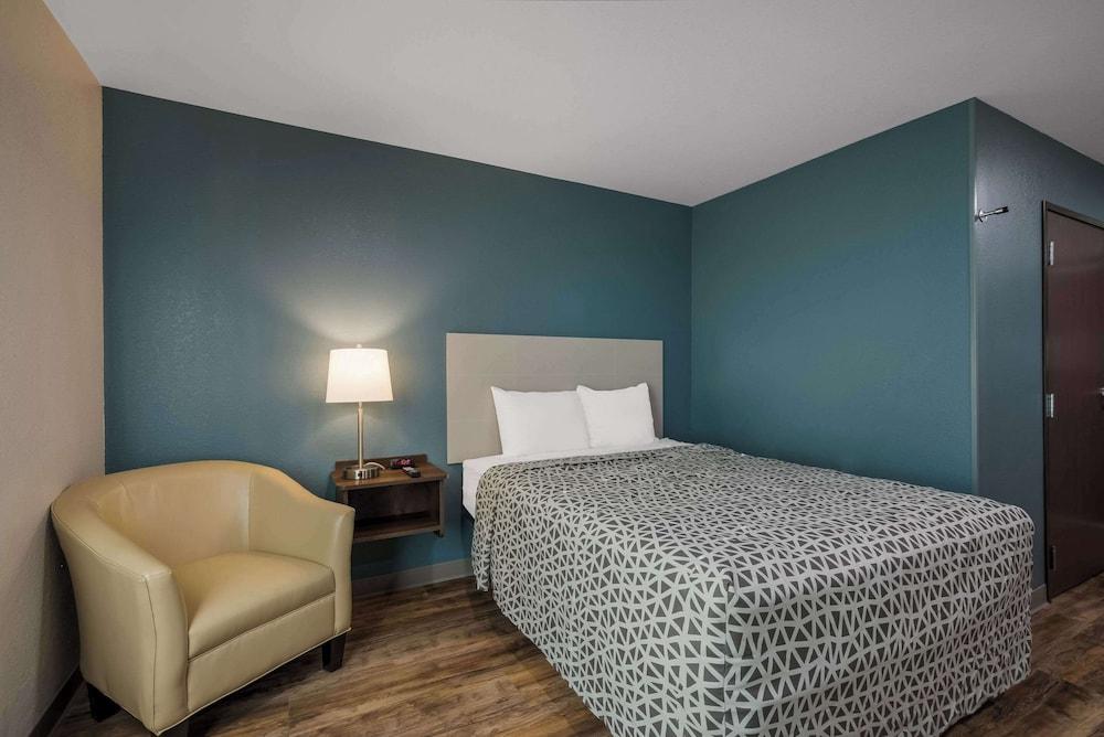 Woodspring Suites Milwaukee - Menomonee Falls photo 17