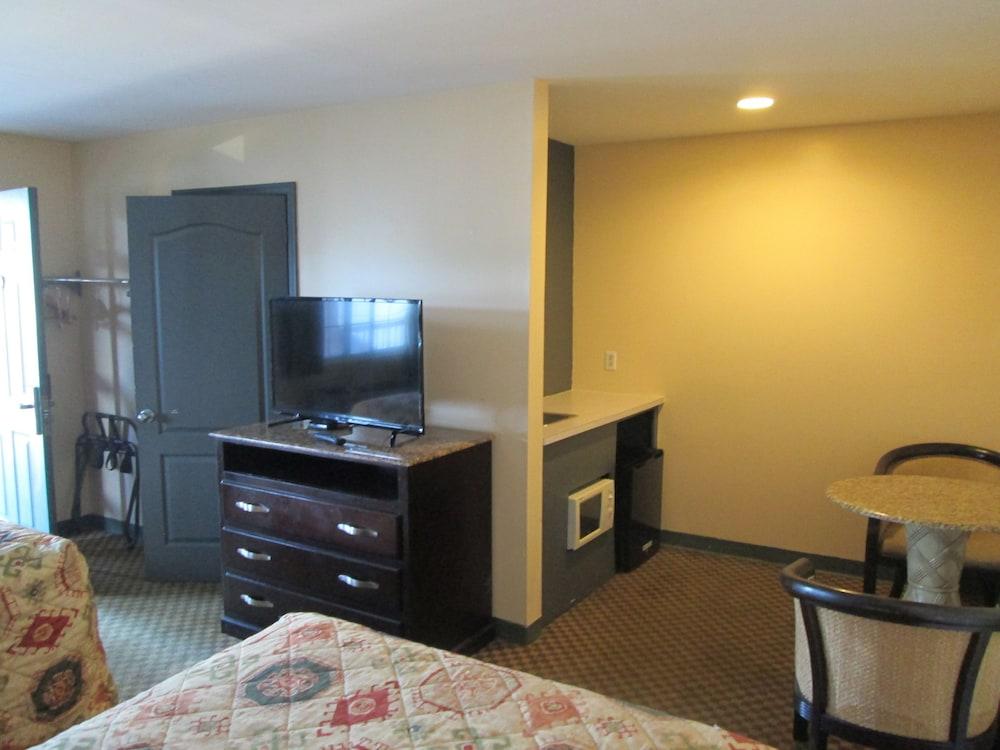 Delux Inn & Suites photo 9
