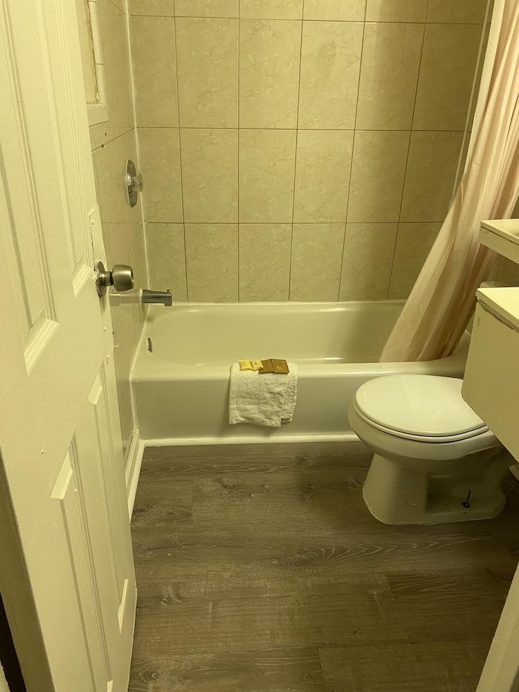 Red Carpet Inn & Suites photo 66