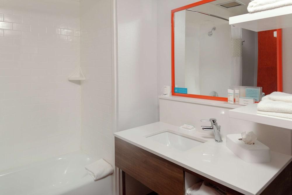 Hampton Inn Woodbridge photo 21
