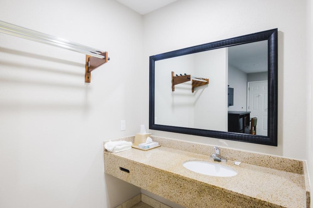 Scottish Inn & Suites photo 43
