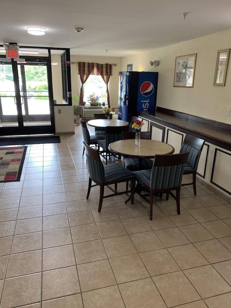 Amelia Inn & Suites photo 6