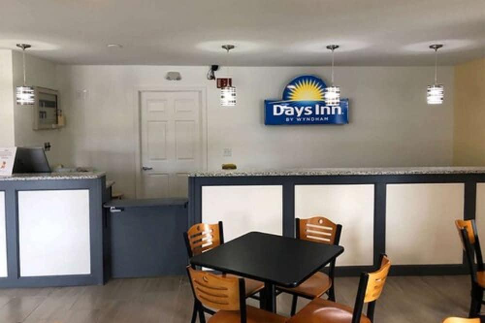 Days Inn by Wyndham Cape Carteret near Emerald Isle photo 20